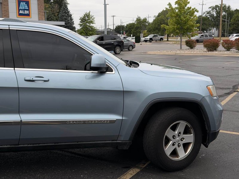 Jeep Grand Cherokee Vehicle Full-screen Gallery Image 03