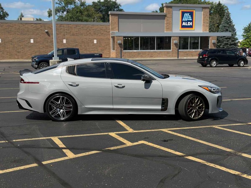 Kia Stinger Vehicle Full-screen Gallery Image 02