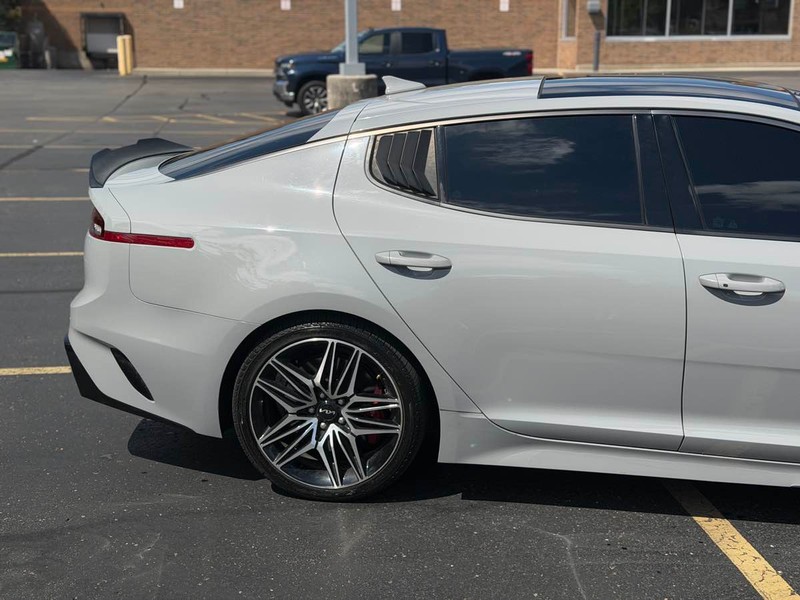 Kia Stinger Vehicle Full-screen Gallery Image 03