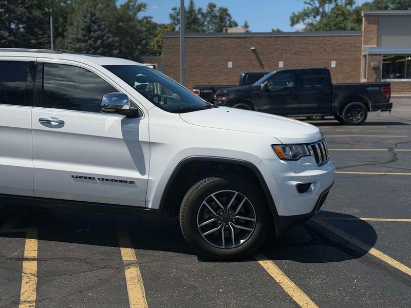 Jeep Grand Cherokee Vehicle Full-screen Gallery Image 03
