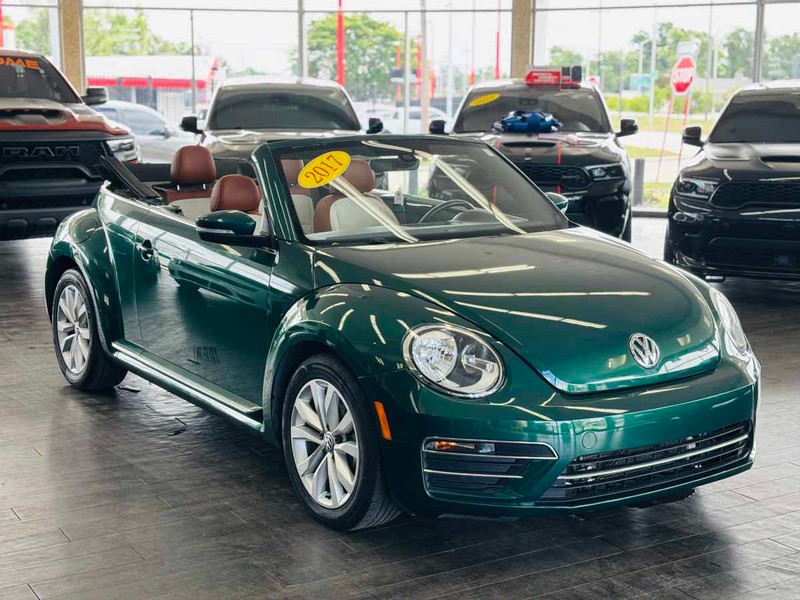 Volkswagen Beetle Convertible Vehicle Full-screen Gallery Image 01