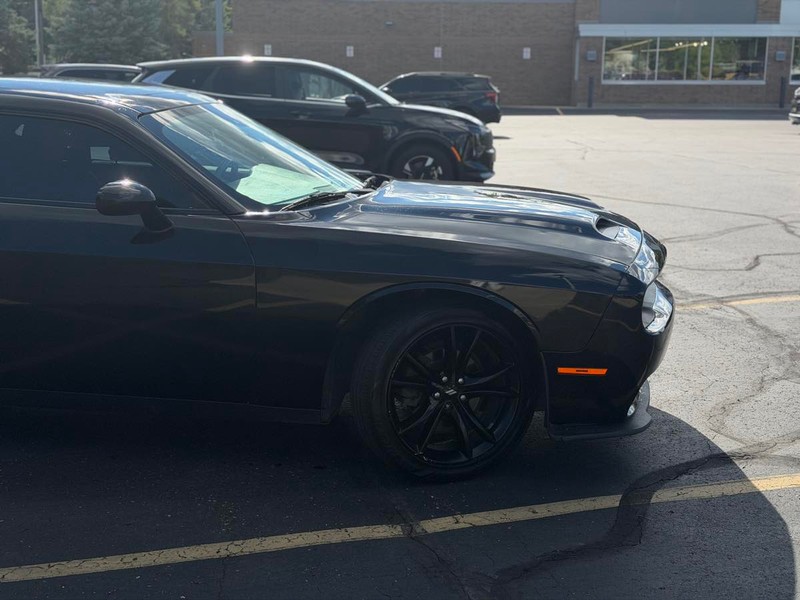Dodge Challenger Vehicle Full-screen Gallery Image 03