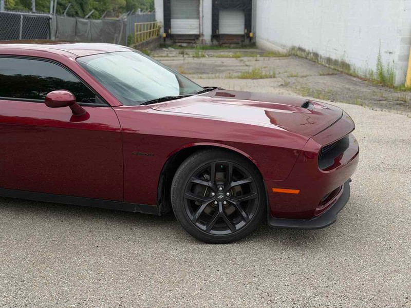 Dodge Challenger Vehicle Full-screen Gallery Image 03