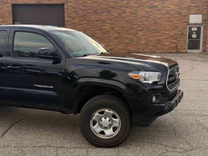 Toyota Tacoma Vehicle Full-screen Gallery Image 03