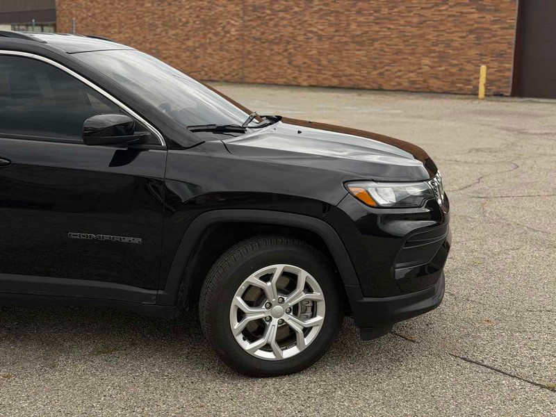 Jeep Compass Vehicle Full-screen Gallery Image 02