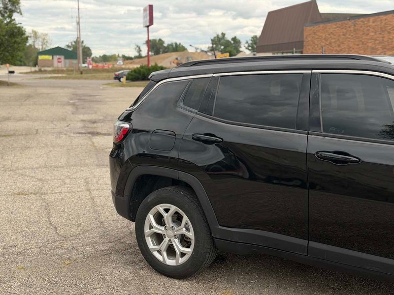 Jeep Compass Vehicle Full-screen Gallery Image 03