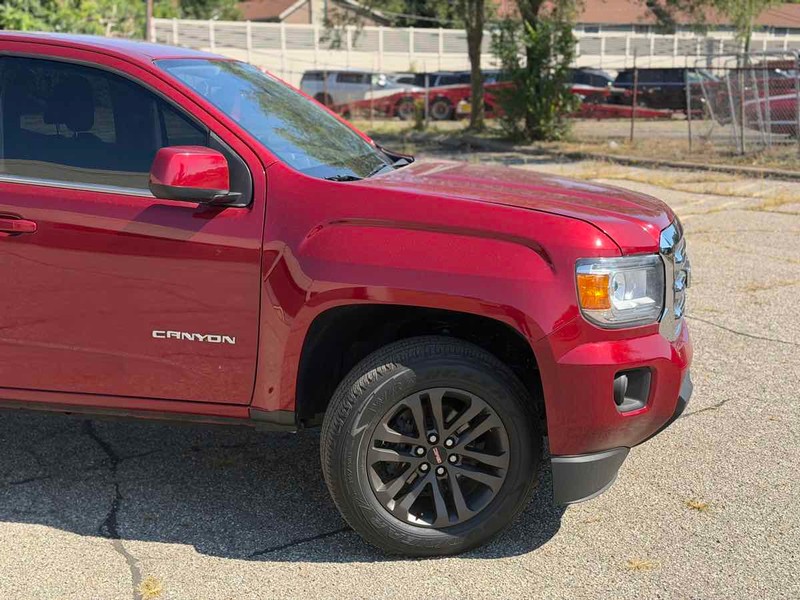 GMC Canyon Vehicle Full-screen Gallery Image 02