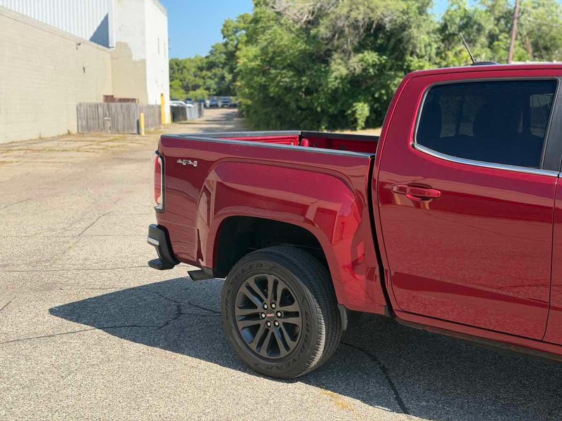 GMC Canyon Vehicle Full-screen Gallery Image 03