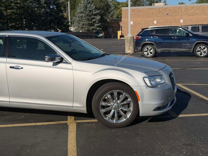 Chrysler 300 Vehicle Full-screen Gallery Image 02