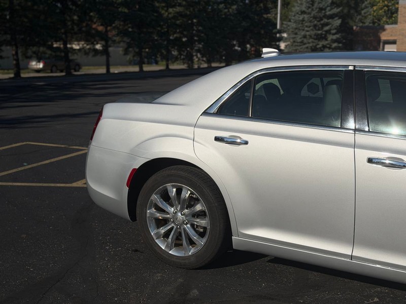 Chrysler 300 Vehicle Full-screen Gallery Image 03