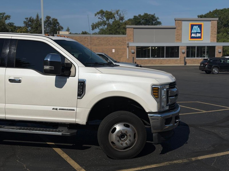 Ford Super Duty F-350 DRW Vehicle Full-screen Gallery Image 03