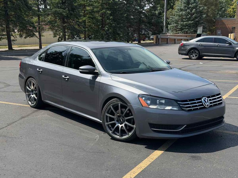 Volkswagen Passat Vehicle Full-screen Gallery Image 01