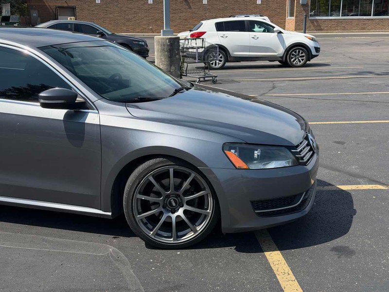 Volkswagen Passat Vehicle Full-screen Gallery Image 02
