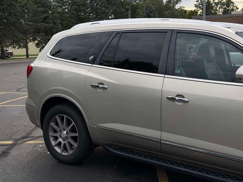 Buick Enclave Vehicle Full-screen Gallery Image 03