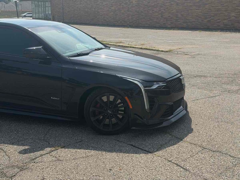 Cadillac CT4-V Vehicle Full-screen Gallery Image 03