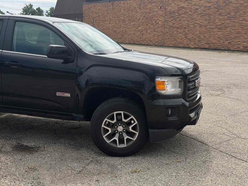 GMC Canyon Vehicle Full-screen Gallery Image 02