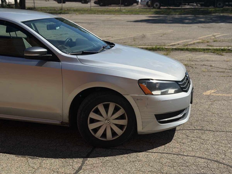 Volkswagen Passat Vehicle Full-screen Gallery Image 02