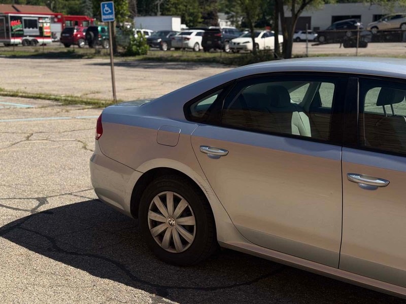 Volkswagen Passat Vehicle Full-screen Gallery Image 03