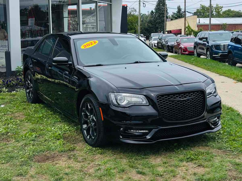Chrysler 300 Vehicle Full-screen Gallery Image 01