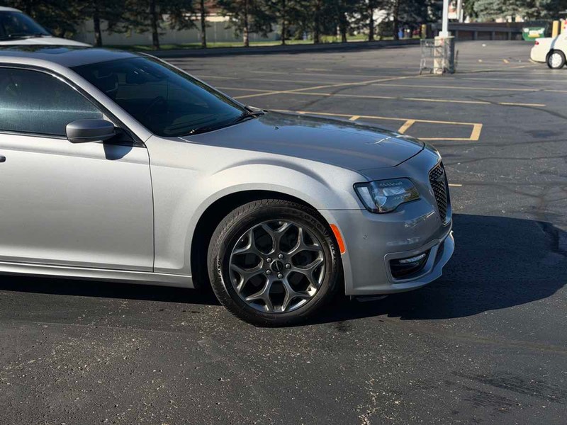 Chrysler 300 Vehicle Full-screen Gallery Image 03
