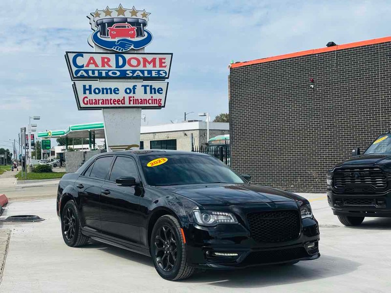 Chrysler 300 Vehicle Full-screen Gallery Image 01
