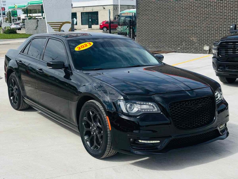 Chrysler 300 Vehicle Full-screen Gallery Image 02