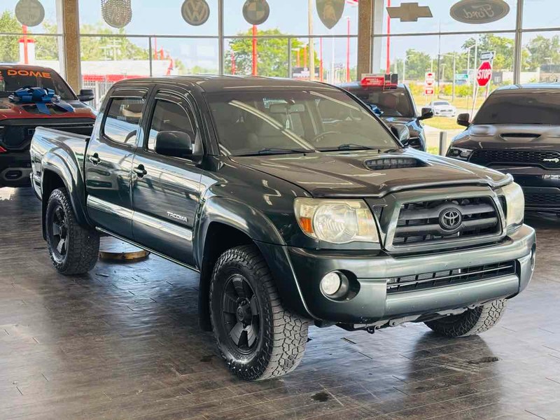 Toyota Tacoma Vehicle Full-screen Gallery Image 01