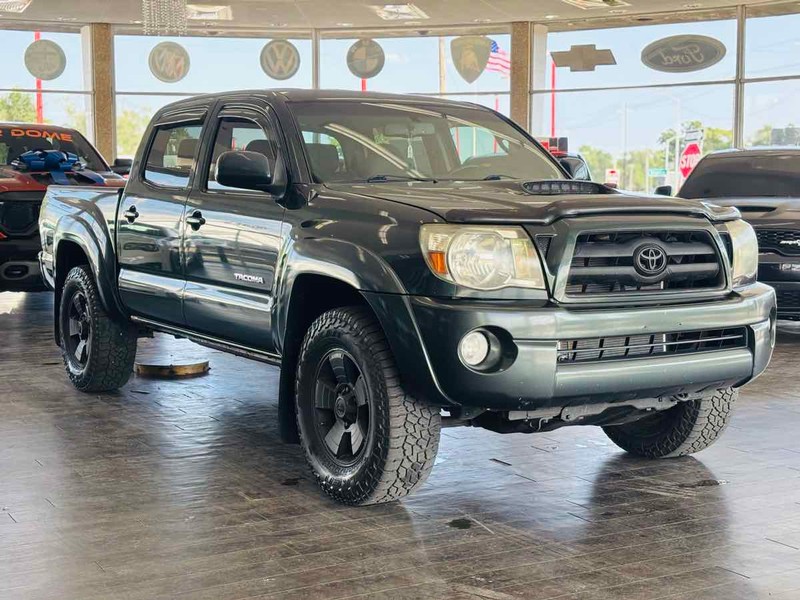 Toyota Tacoma Vehicle Full-screen Gallery Image 03