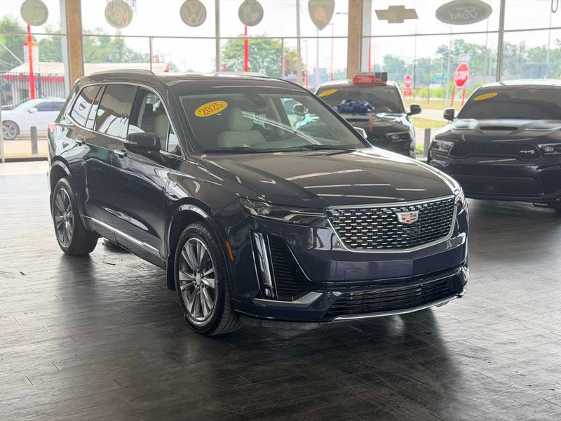 Cadillac XT6 Vehicle Full-screen Gallery Image 01