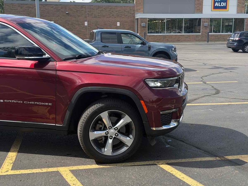 Jeep Grand Cherokee L Vehicle Full-screen Gallery Image 03