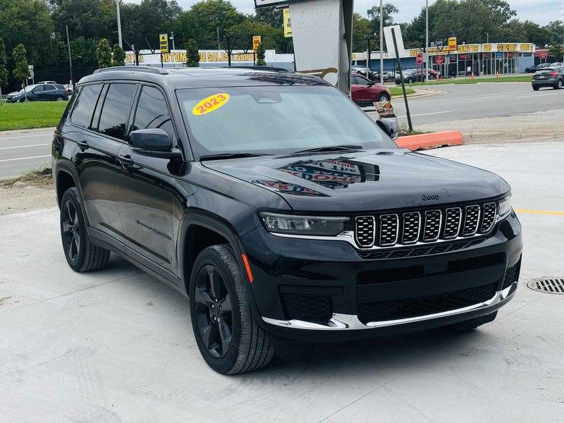 Jeep Grand Cherokee L Vehicle Full-screen Gallery Image 02