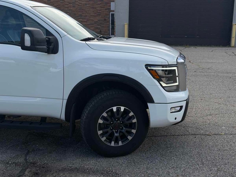 Nissan Titan Vehicle Full-screen Gallery Image 03