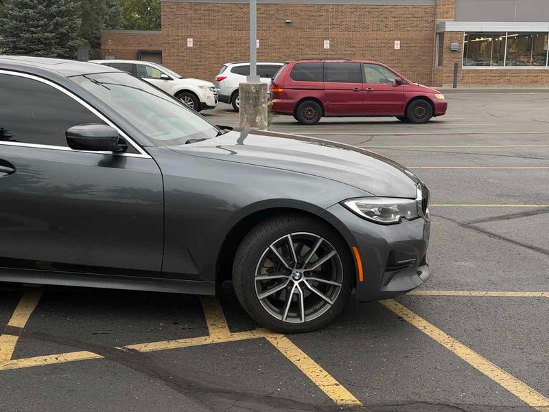 BMW 3 Series Vehicle Full-screen Gallery Image 02