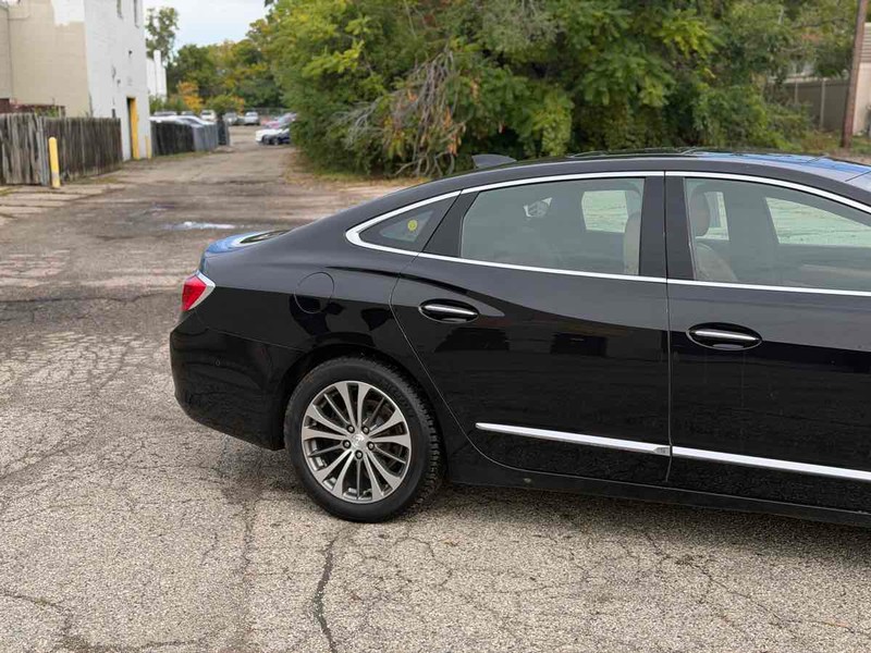 Buick LaCrosse Vehicle Full-screen Gallery Image 03