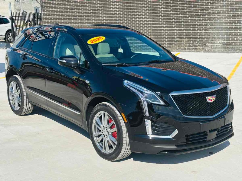Cadillac XT5 Vehicle Full-screen Gallery Image 02