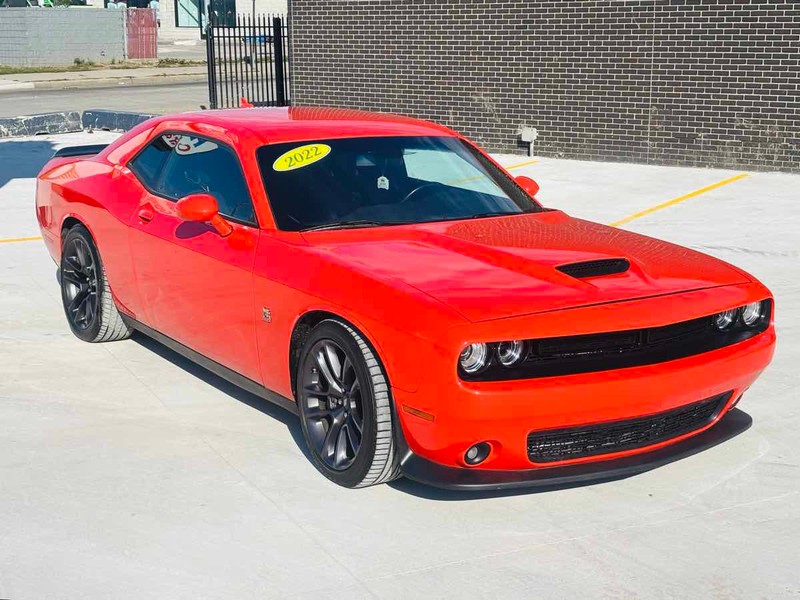 Dodge Challenger Vehicle Full-screen Gallery Image 02