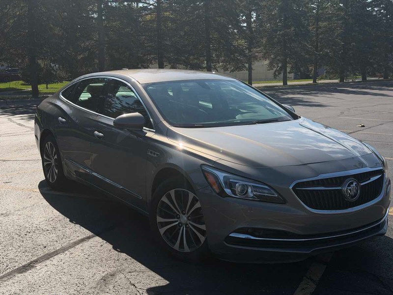 Buick LaCrosse Vehicle Full-screen Gallery Image 01