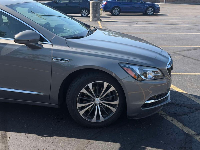 Buick LaCrosse Vehicle Full-screen Gallery Image 02
