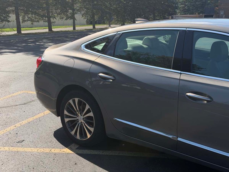 Buick LaCrosse Vehicle Full-screen Gallery Image 03