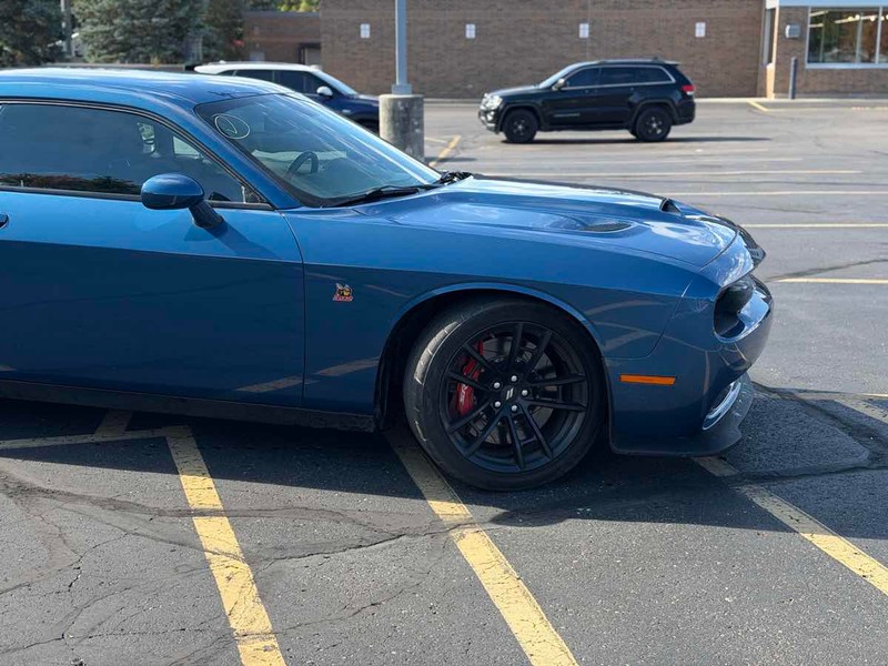 Dodge Challenger Vehicle Full-screen Gallery Image 02
