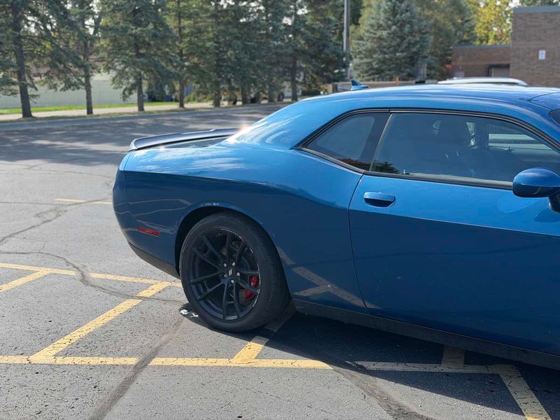 Dodge Challenger Vehicle Full-screen Gallery Image 03