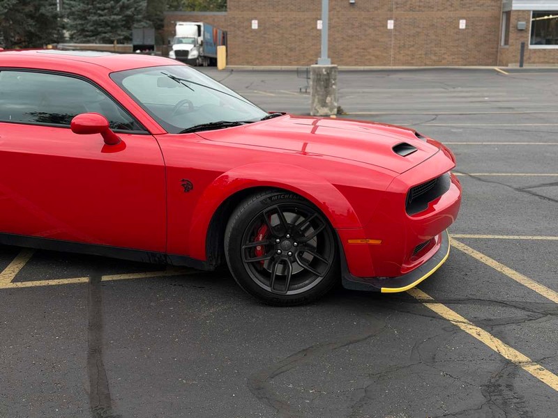 Dodge Challenger Vehicle Full-screen Gallery Image 02