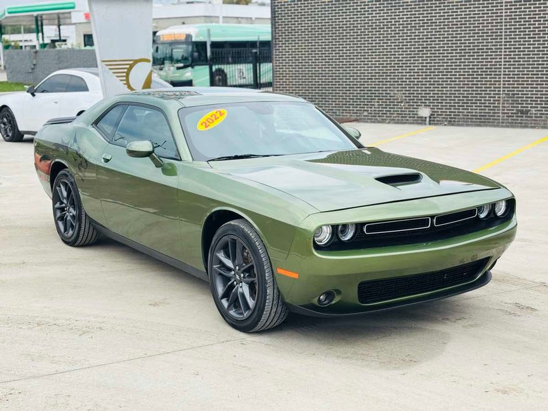 Dodge Challenger Vehicle Full-screen Gallery Image 02