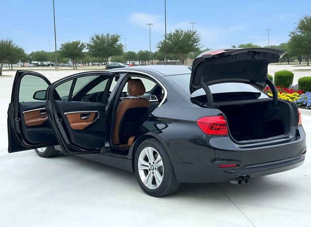 BMW 3 Series Vehicle Full-screen Gallery Image 03