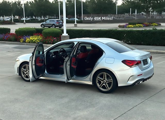 Mercedes-Benz A-Class Vehicle Full-screen Gallery Image 03