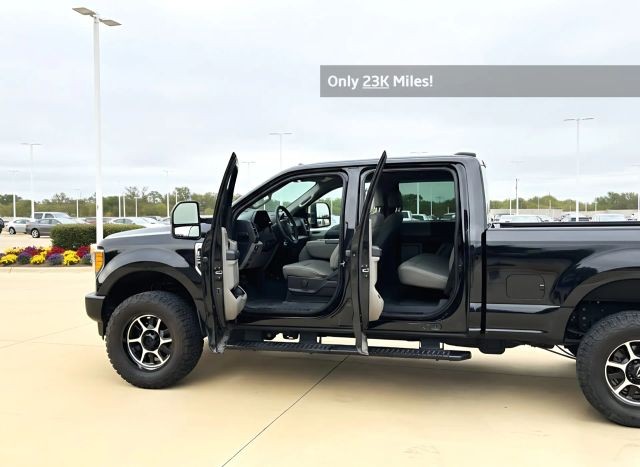 Ford Super Duty F-250 SRW Vehicle Full-screen Gallery Image 03