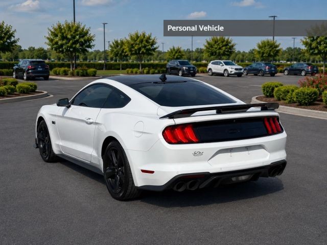 Ford Mustang Vehicle Full-screen Gallery Image 03