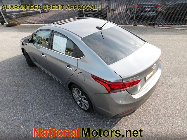 Hyundai Accent Vehicle Full-screen Gallery Image 05