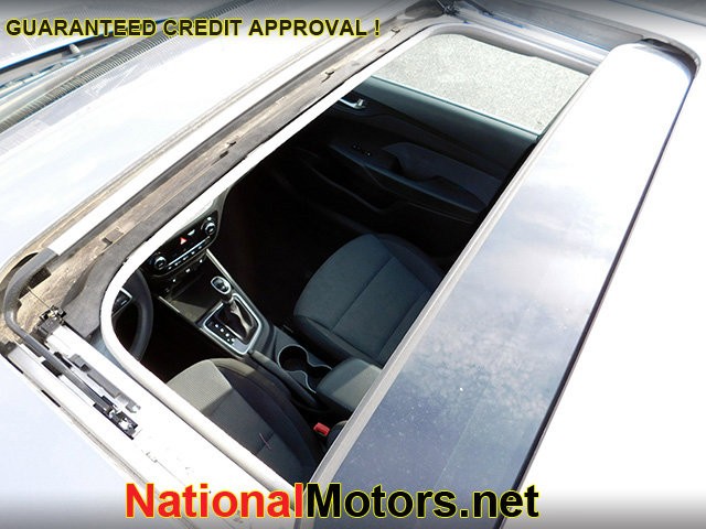 Hyundai Accent Vehicle Full-screen Gallery Image 06