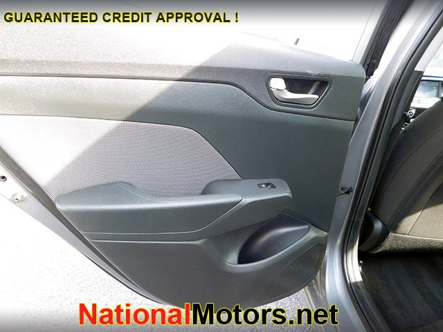 Hyundai Accent Vehicle Full-screen Gallery Image 07